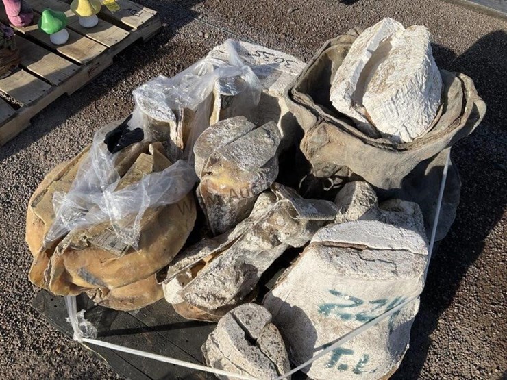 pallet-of-assorted-concrete-molds-image-5