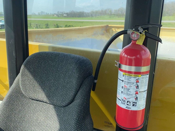 2006-terra-gator-6103-showing-7352-hrs-image-17