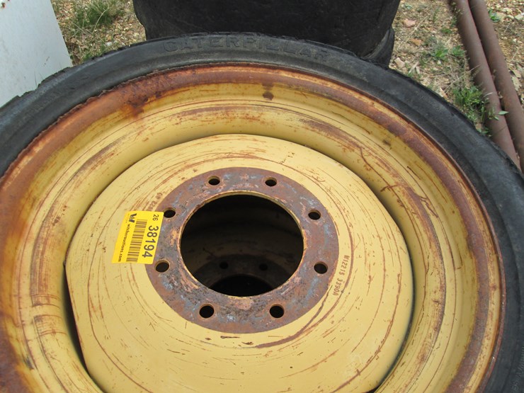 #38194-•-lot-of-(4)-305-546-industrial-tires-image-3