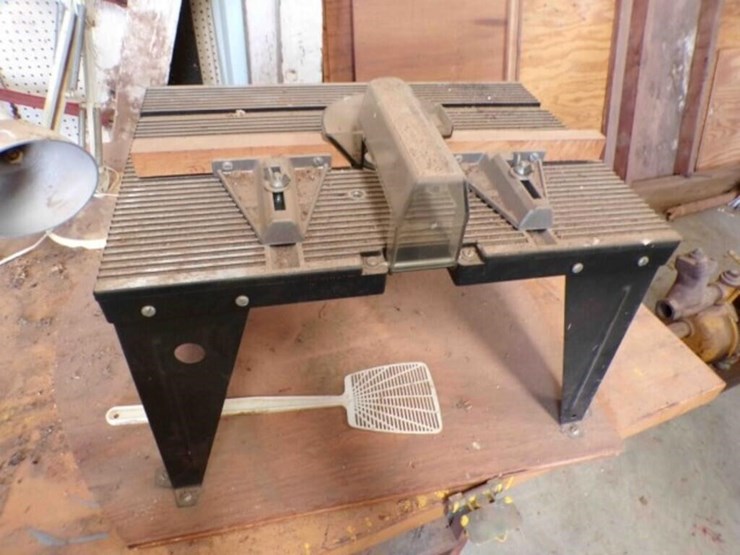 shop-table-with-router-stand-image-2