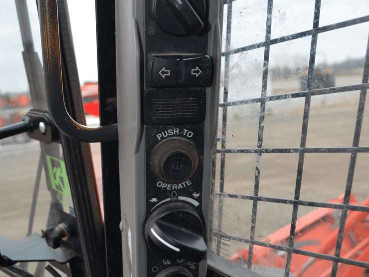 new-holland-l320-image-11