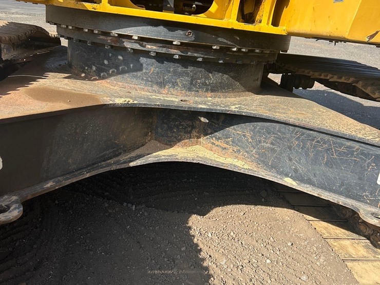 2015-deere-210g-lc-image-16