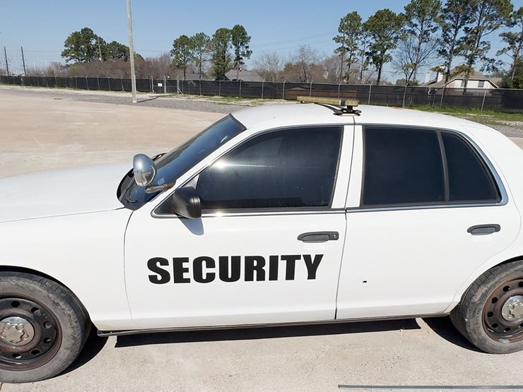 #2005-•-2011-ford-crown-victoria-passenger-car-image-1