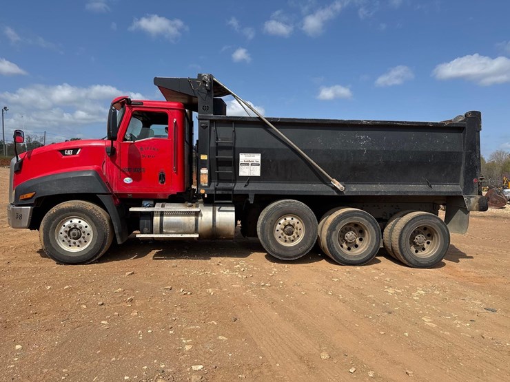 2015-caterpillar-ct660l-image-2