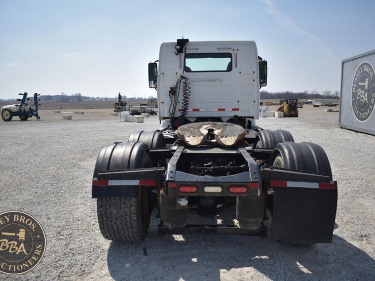 2015-volvo-vnm64t200-image-4