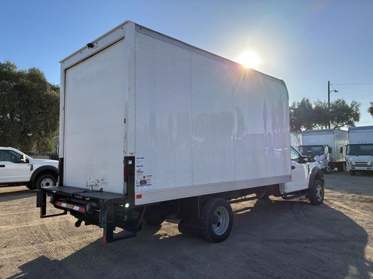 2022-ford-f450-xl-image-3