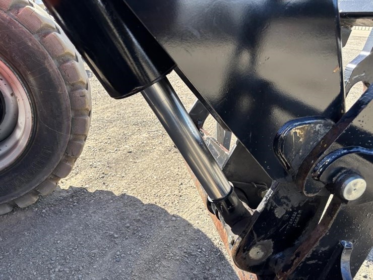 2016-jlg-8042-image-13