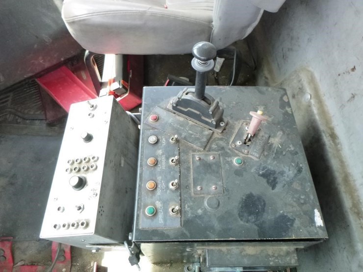 2001-freightliner-fl70-image-17