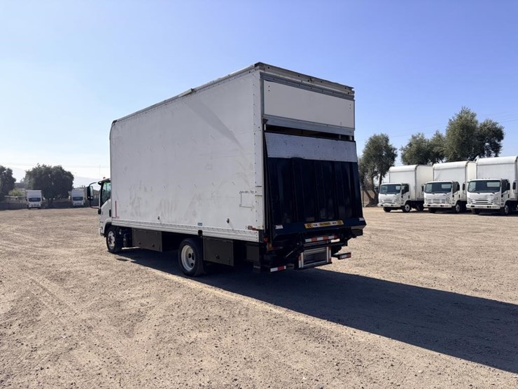 2017-isuzu-nrr-image-4