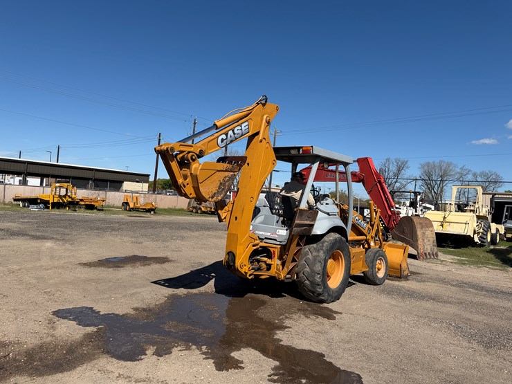 2001-case-580m-image-4