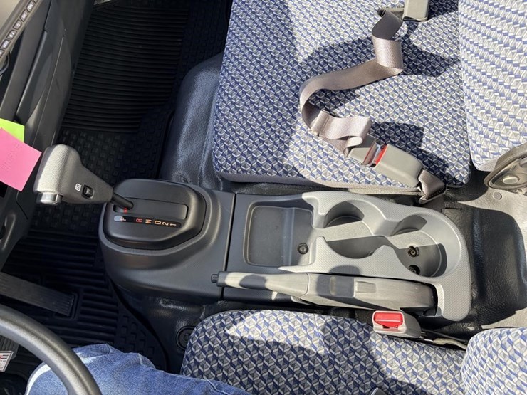 2023-isuzu-nrr-image-17