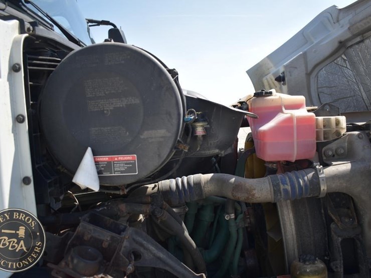 2015-volvo-vnm64t200-image-37