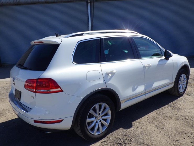 2012-volkswagen-touareg-image-3