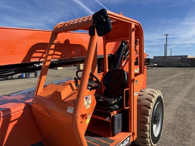 2016-jlg-8042-image-24