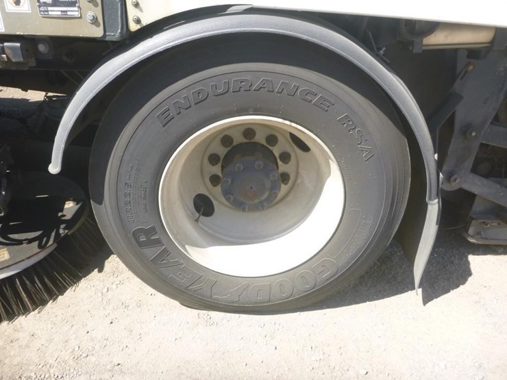 2017-freightliner-m2-106-image-22