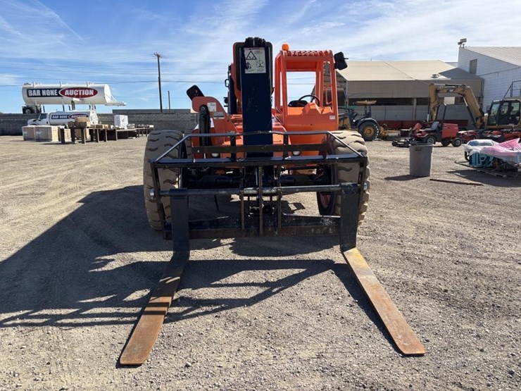 2016-jlg-8042-image-6