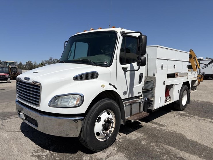 2012-freightliner-m2-106-image-1