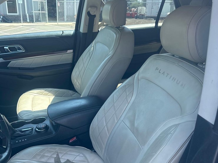 2016-ford-explorer-platinum-image-17