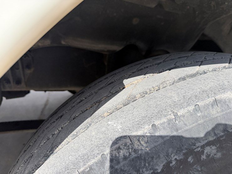 #2100-•-2008-freightliner-t10-image-15