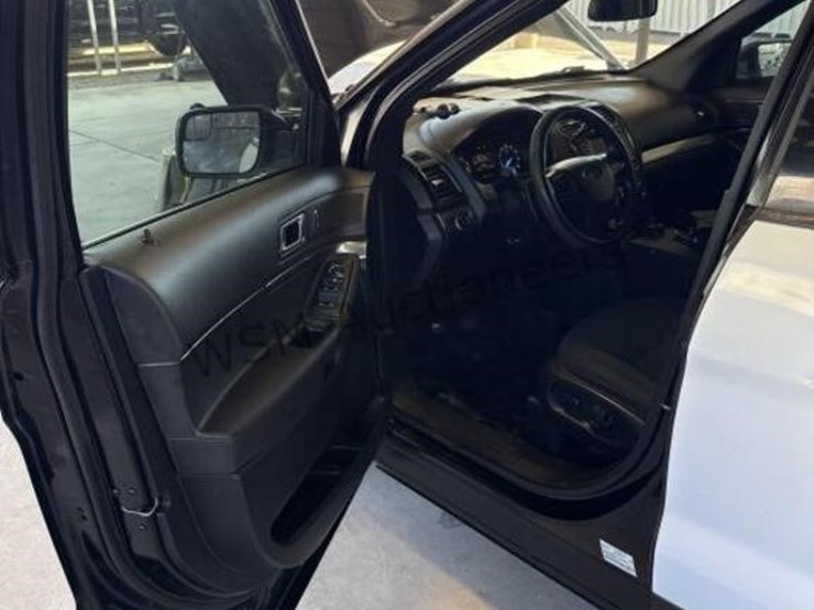 2016-ford-explorer-image-23