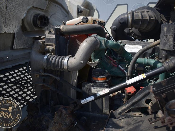 2015-volvo-vnm64t200-image-35