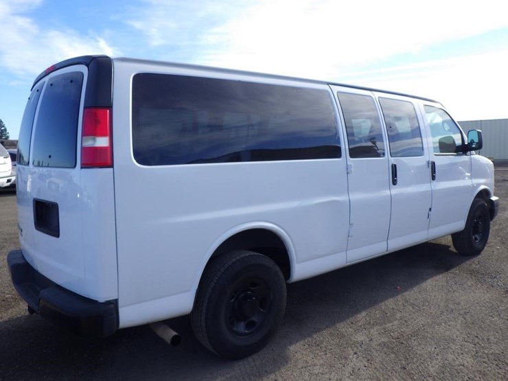 2013-chevrolet-express-3500-image-3