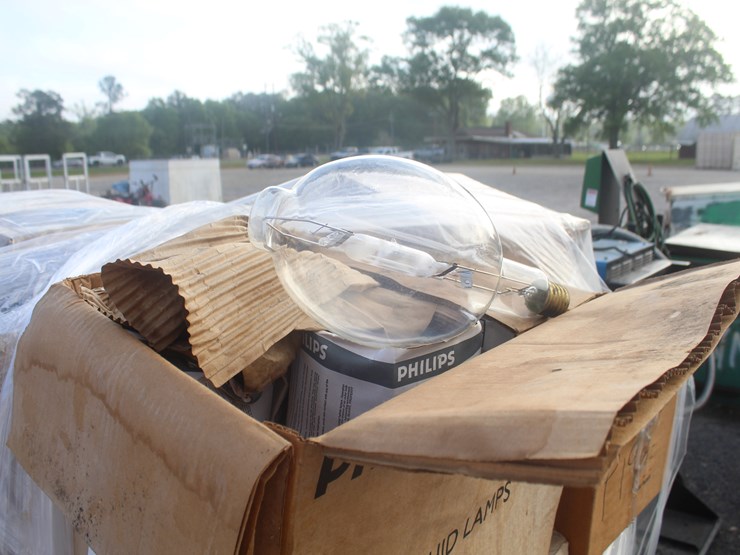 #8046-•-pallet-of-hid-light-bulbs-image-2