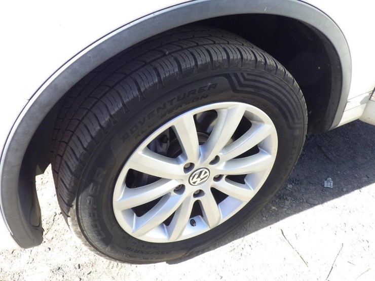 2012-volkswagen-touareg-image-13