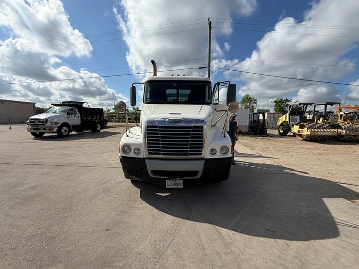 #2100-•-2008-freightliner-t10-image-4