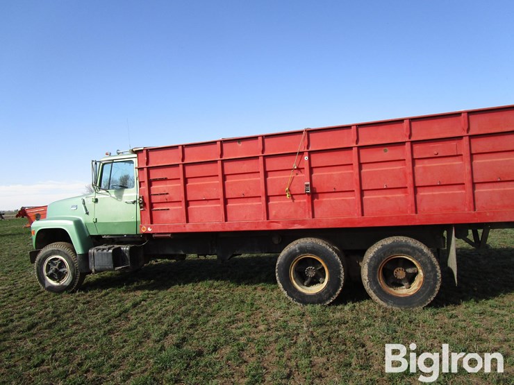 1973-ford-8000-image-8