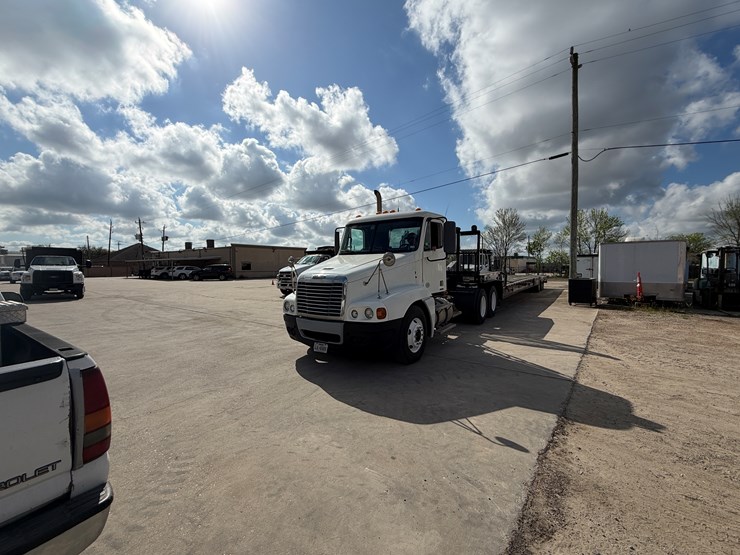 #2100-•-2008-freightliner-t10-image-3