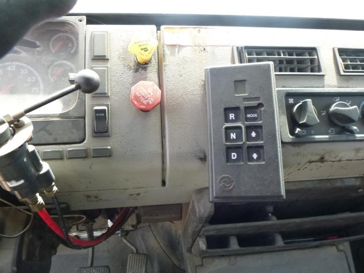 2001-freightliner-fl70-image-13