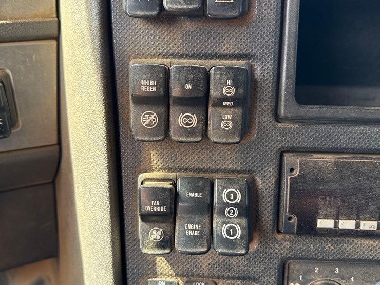 2015-caterpillar-ct660l-image-23