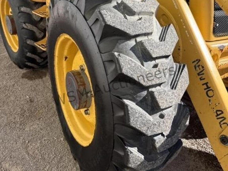 new-holland-lb115-image-13