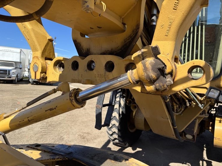 2006-caterpillar-143h-image-13