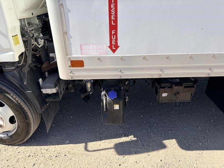 2015-isuzu-nrr-image-8