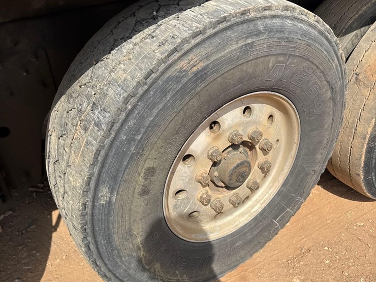 2015-caterpillar-ct660l-image-30