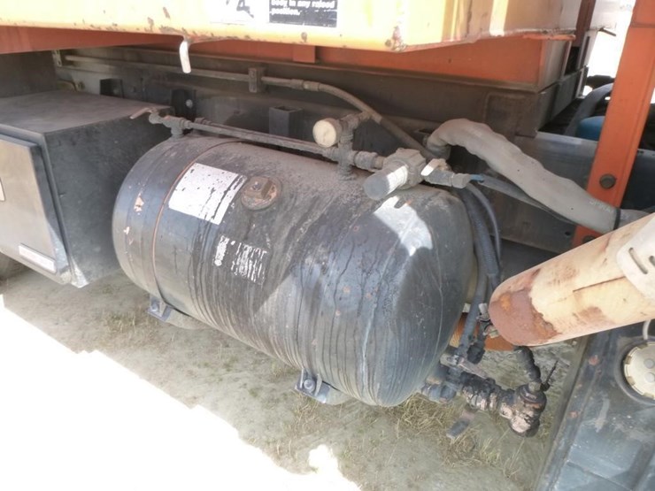 2001-freightliner-fl70-image-24