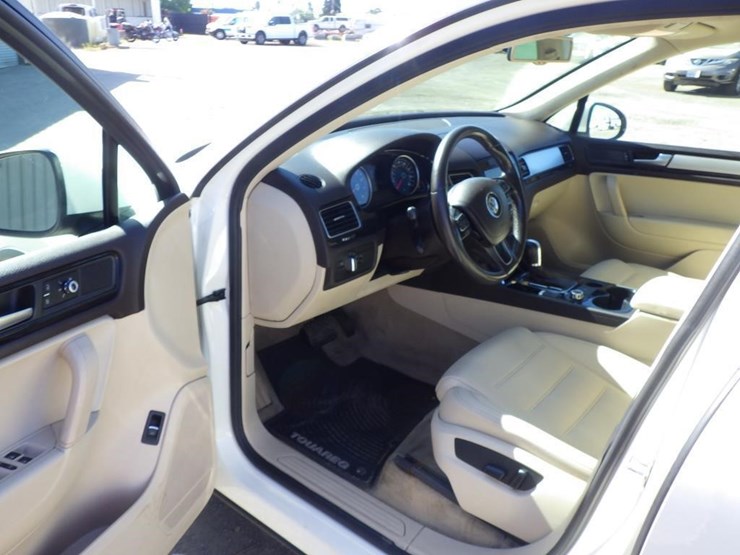 2012-volkswagen-touareg-image-5