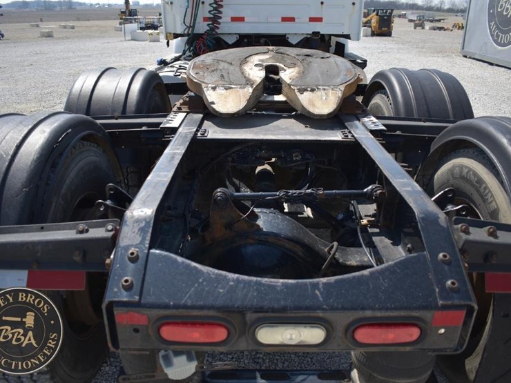 2015-volvo-vnm64t200-image-13