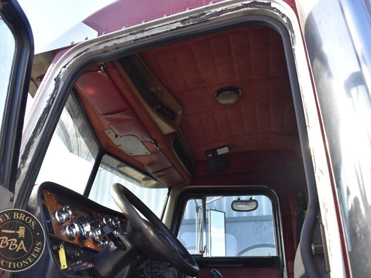 2004-peterbilt-379-image-40