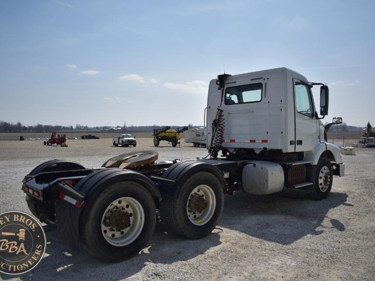 2015-volvo-vnm64t200-image-5