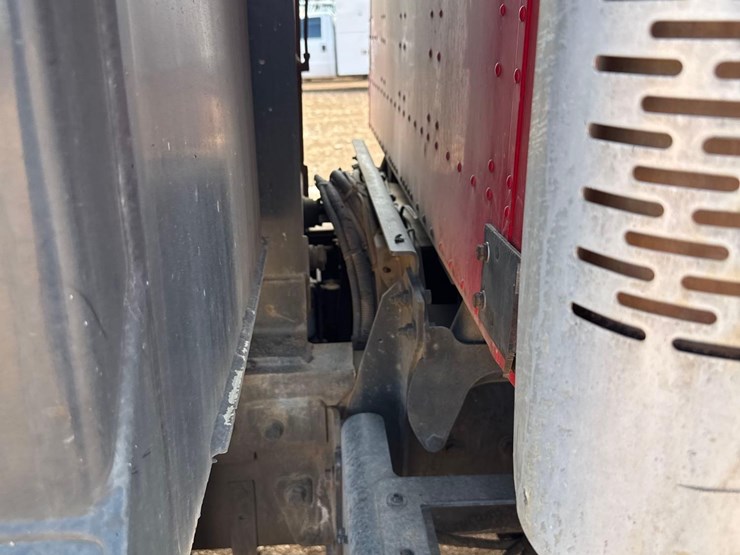 2015-caterpillar-ct660l-image-36