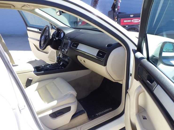 2012-volkswagen-touareg-image-6