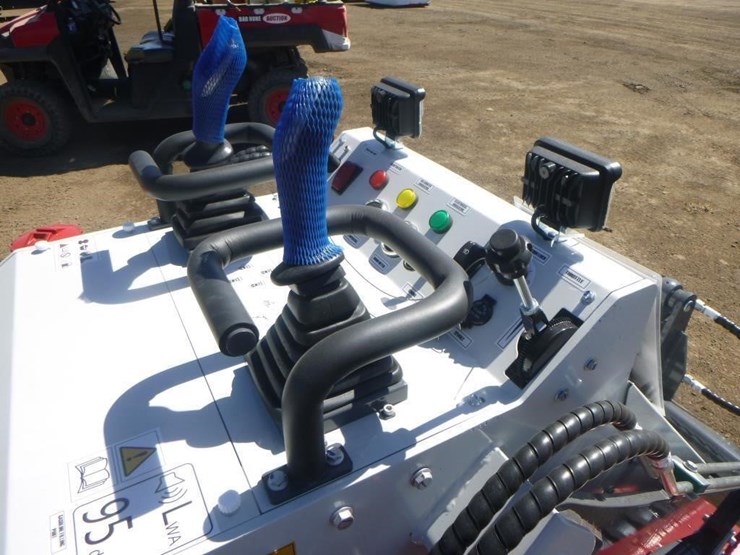 battler-st28h-6-skid-steer-track-loader-image-17