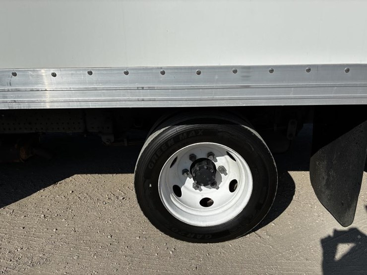 2013-isuzu-npr-image-9