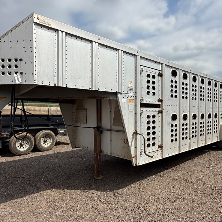 1988 WILSON LIVESTOCK TRAILER