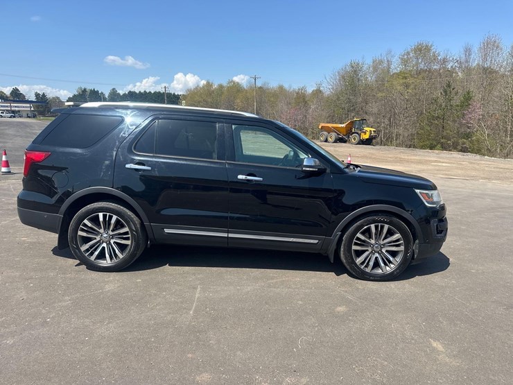 2016-ford-explorer-platinum-image-2