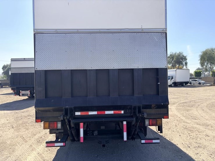 2015-isuzu-npr-image-6