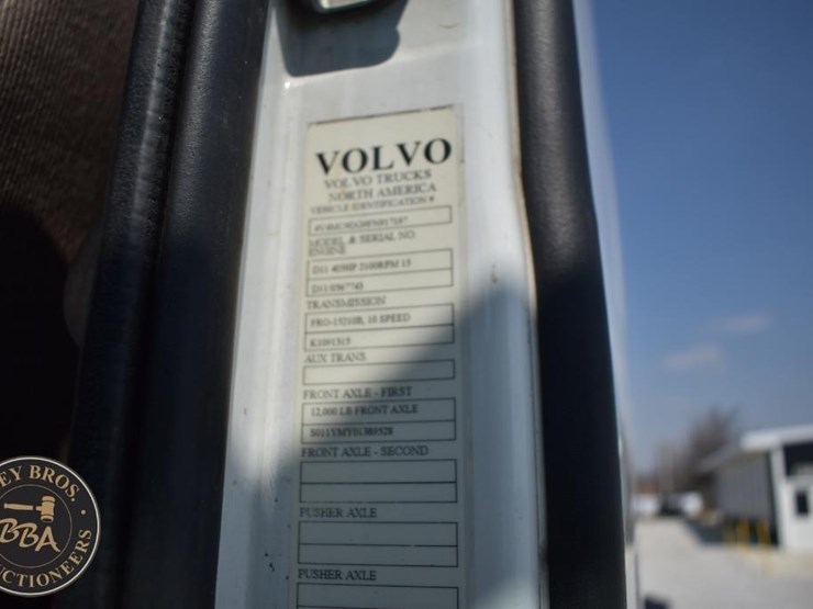 2015-volvo-vnm64t200-image-16